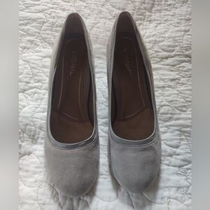Vionic "Natalie" Gray Suede Pump
